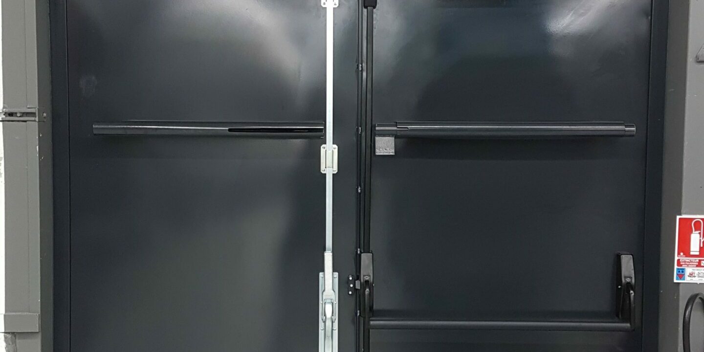 Porte en métal pour professionnels