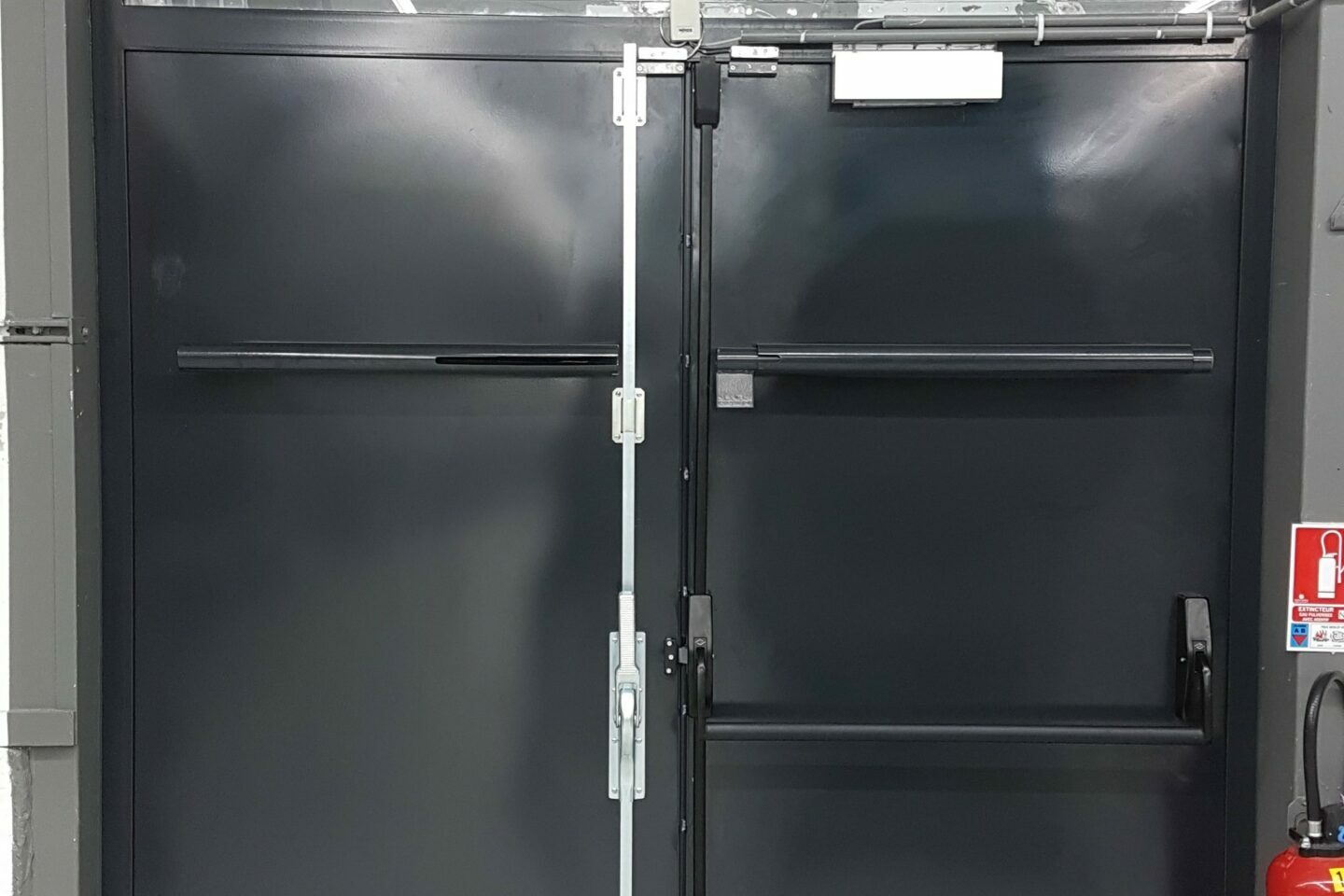 Porte en métal pour professionnels