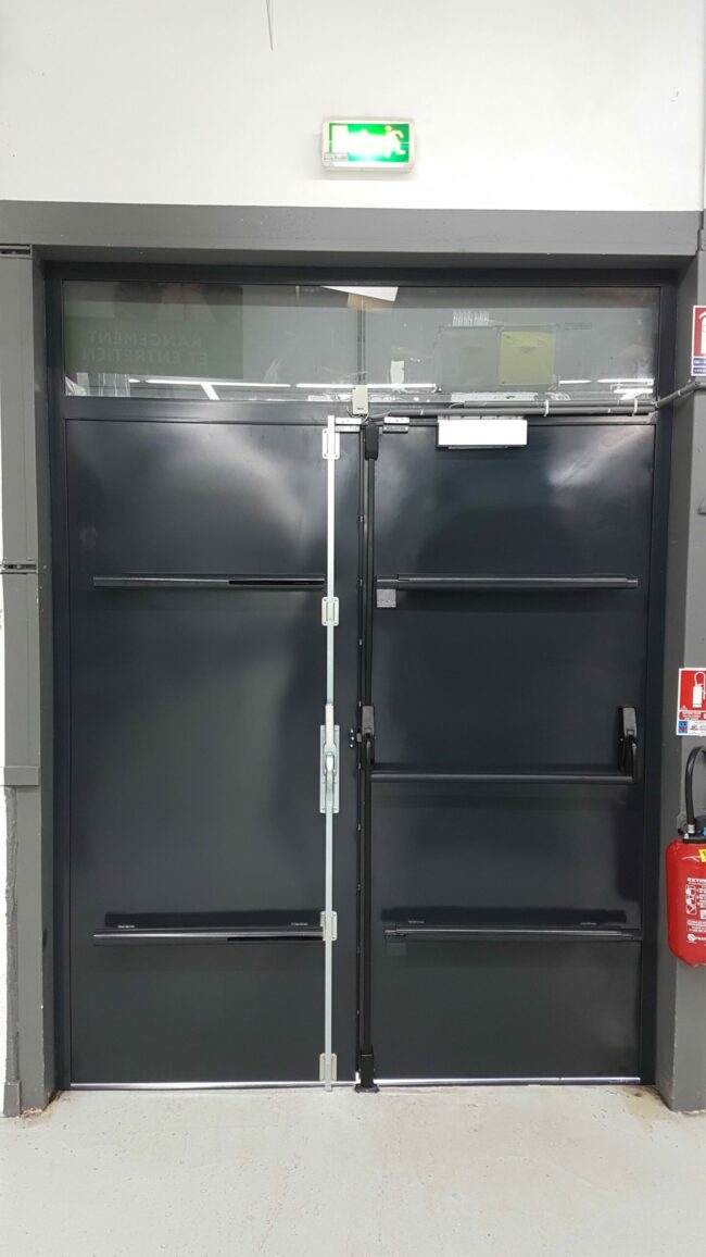 Porte en métal pour professionnels