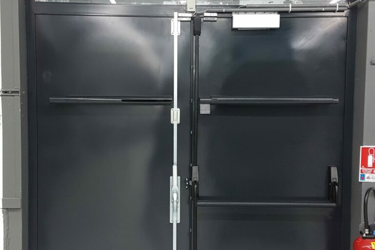 Porte en métal pour professionnels