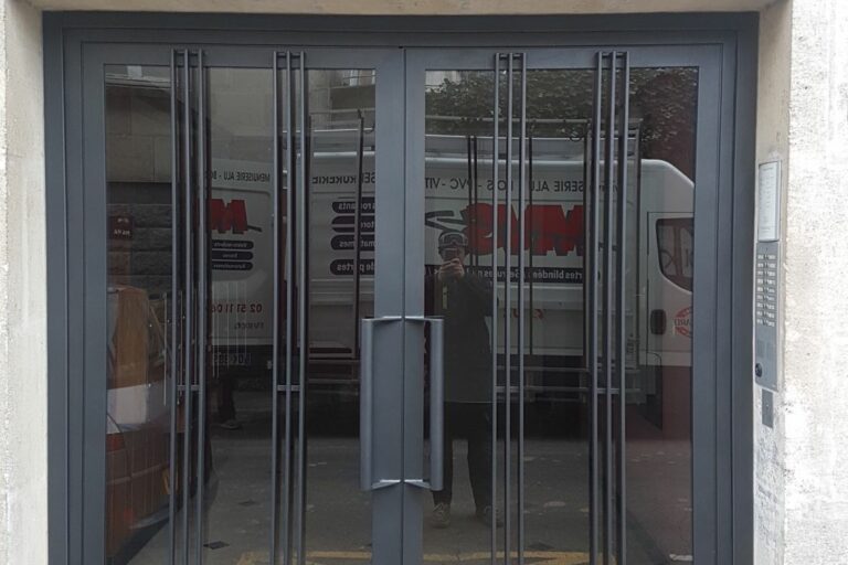 Entrée d'immeuble avec interphone à Nantes