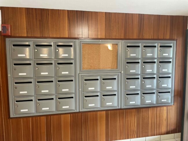 Pose d'un bloc de boites aux lettres