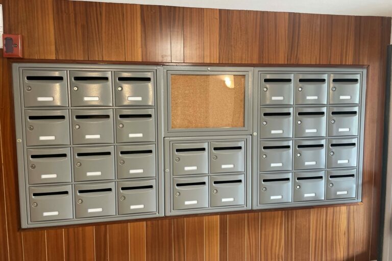 Pose d'un bloc de boites aux lettres