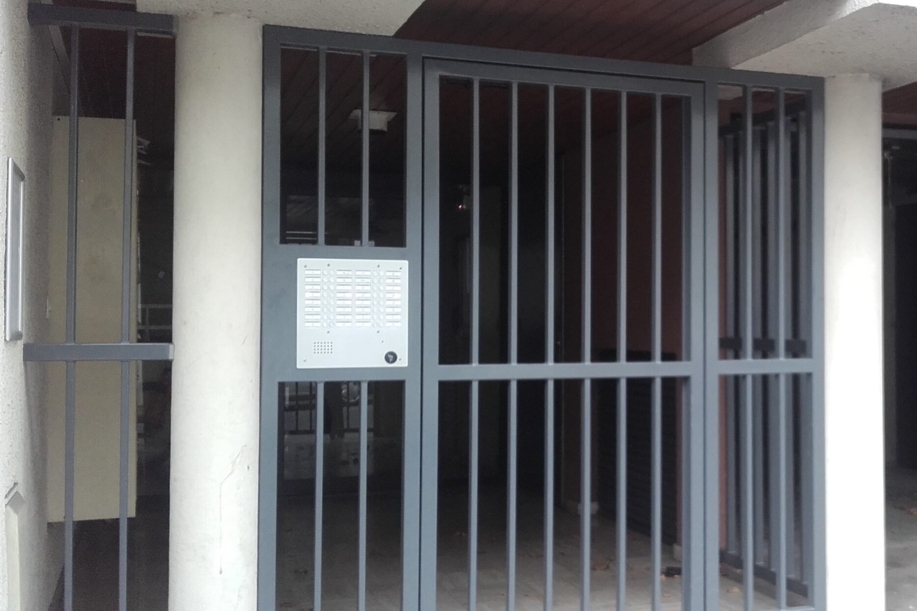 Entrée d'immeuble grille métallique