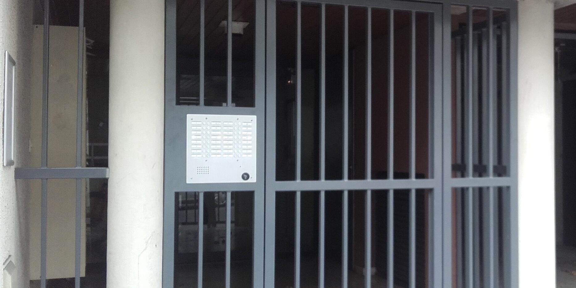 Entrée d'immeuble grille métallique