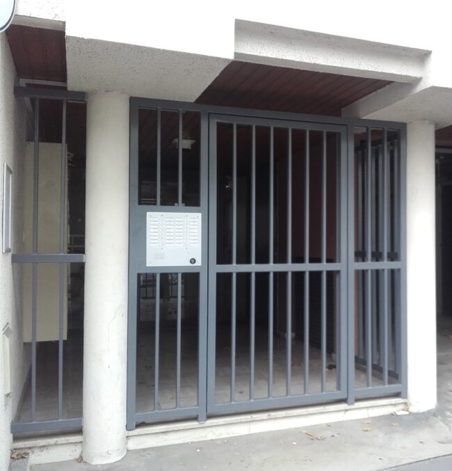 Entrée d'immeuble grille métallique